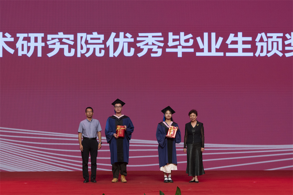 9.文化和旅游部人事司二级巡视员李伟、中国艺术研究院副院长刘宏昌为2024年院优秀毕业生代表颁发证书与奖学金 刘博文摄.jpg