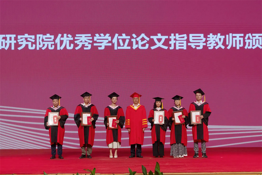 11.获评2024年优秀博士学位论文指导教师的是：李修建、李宏锋、刘青弋、谢拥军、潘源、邓福星、王端廷、陈忠康、郑工、邱春林，中国艺术研究院院长周庆富为其颁发证书与奖学金 刘博文摄.jpg
